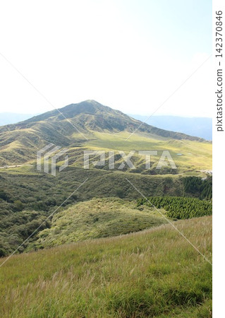 The wind sweeping across the land and the majestic Aso Five Peaks. A beautiful blue world revealed by the Earth, viewed from Kusasenri. 142370846