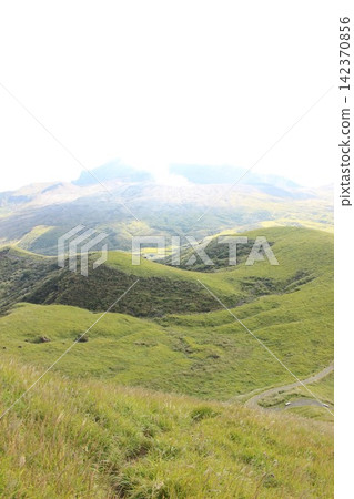 The wind sweeping across the land and the majestic Aso Five Peaks. A beautiful blue world revealed by the Earth, viewed from Kusasenri. The wind sweeping across the land and the majestic Aso Five Peaks. A beautiful blue world revealed by the Earth, viewed from Kusasenri. 142370856