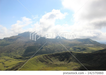 The wind sweeping across the land and the majestic Aso Five Peaks. A beautiful blue world revealed by the Earth, viewed from Kusasenri. The wind sweeping across the land and the majestic Aso Five Peaks. A beautiful blue world revealed by the Earth, viewed from Kusasenri. 142370860