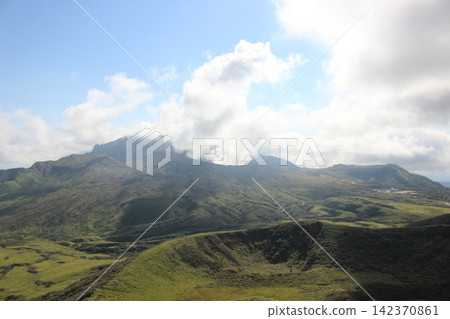 The wind sweeping across the land and the majestic Aso Five Peaks. A beautiful blue world revealed by the Earth, viewed from Kusasenri. The wind sweeping across the land and the majestic Aso Five Peaks. A beautiful blue world revealed by the Earth, viewed from Kusasenri. 142370861