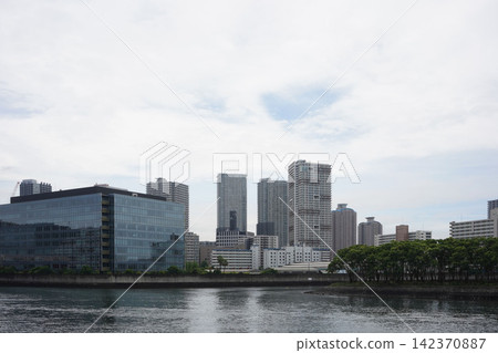 從篠之目水閘附近眺望運河和摩天大樓,展現了東京精緻的濱水景觀。 從篠之目水閘附近眺望運河和摩天大樓,展現了東京精緻的濱水景觀。 142370887