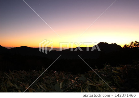 石槌山、雲海、魔幻時刻、龜森山、日落、山巒輪廓、暮光、愛媛縣、壯麗景色、全球環境、背景素材 石槌山、雲海、魔幻時刻、龜森山、日落、山巒輪廓、暮光、愛媛縣、壯麗景色、全球環境、背景素材 142371460