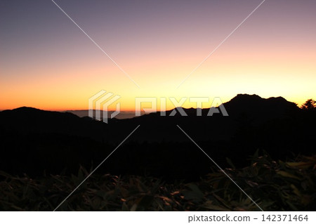 石槌山、雲海、魔幻時刻、龜森山、日落、山巒輪廓、暮光、愛媛縣、壯麗景色、全球環境、背景素材 142371464