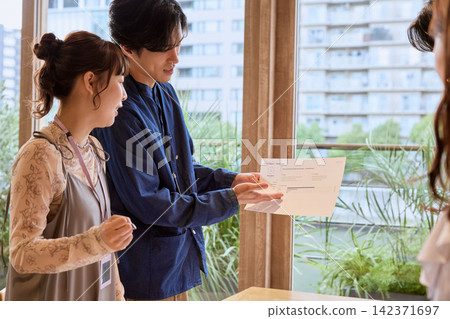 一位商務人士在辦公室裡一邊展示文件一邊做簡報。 一位商務人士在辦公室裡一邊展示文件一邊做簡報。 142371697