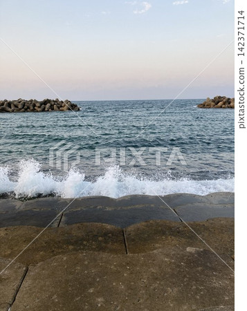 Quiet ocean at sunset Quiet ocean at sunset 142371714