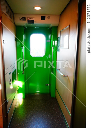 新幹線H5系列列車的內部甲板 新幹線H5系列列車的內部甲板 142371751