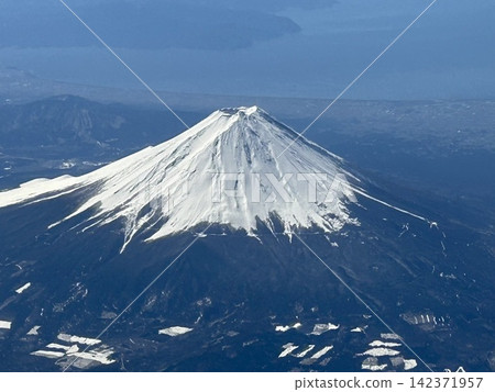 輪廓清晰、景色優美的富士山,山頂覆蓋著皚皚白雪,山頂還有火山口。 輪廓清晰、景色優美的富士山,山頂覆蓋著皚皚白雪,山頂還有火山口。 142371957