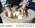The process of turning over the warm mochi in the mortar. 142372203