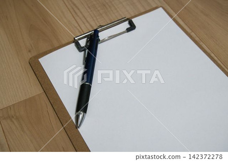 一支筆放在寫字板上 142372278
