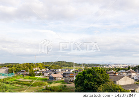 A view of the rows of tiled roofs in Ikejiri, Hiraso-cho (Kakogawa City, Hyogo Prefecture), from the walking path around Hiraso Lake. A view of the rows of tiled roofs in Ikejiri, Hiraso-cho (Kakogawa City, Hyogo Prefecture), from the walking path around Hiraso Lake. 142372847