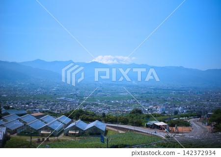 從山頂可以清楚地看到被群山環繞的城市和農田全景。 142372934