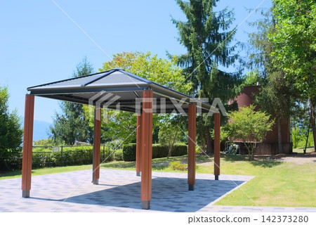 在綠樹成蔭的公園裡,設有有頂棚的休息區,可以欣賞藍天白雲。 在綠樹成蔭的公園裡,設有有頂棚的休息區,可以欣賞藍天白雲。 142373280