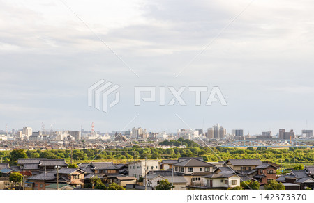 A view of the townscape of Kakogawa City, with its rows of tiled roofs, from the walking path around Hiraso Lake (Hyogo Prefecture). A view of the townscape of Kakogawa City, with its rows of tiled roofs, from the walking path around Hiraso Lake (Hyogo Prefecture). 142373370