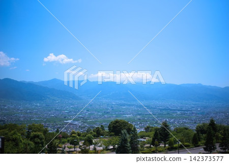從山頂俯瞰城市,視野開闊,碧空如洗,群山環繞,令人心曠神怡。 從山頂俯瞰城市,視野開闊,碧空如洗,群山環繞,令人心曠神怡。 142373577