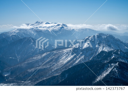【北阿爾卑斯山脈】從西穗高嶽山脊眺望燒岳和乘鞍岳。 142373767