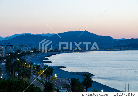 盛夏時節，法國南部尼斯的海上日出。 142373810