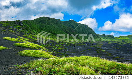 Izu Oshima, Mount Mihara, Ura-Sabaku: A magnificent landscape of black scoria and caldera rim (16:9, high quality) 142373885