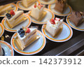 Various fruit and chocolate cakes displayed in the showcase of a Western-style confectionery shop. 142373912