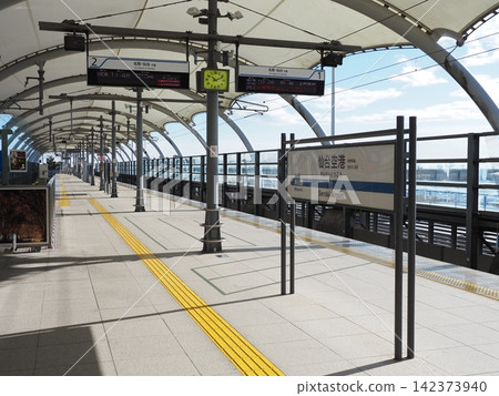 宮城縣名取市仙台機場站的月台及車站標誌 宮城縣名取市仙台機場站的月台及車站標誌 142373940
