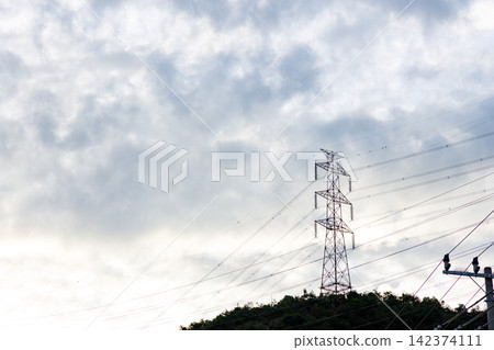 A view of the transmission tower over Lake Hiraso from a walking path at dusk (Kakogawa, Hyogo Prefecture) A view of the transmission tower over Lake Hiraso from a walking path at dusk (Kakogawa, Hyogo Prefecture) 142374111