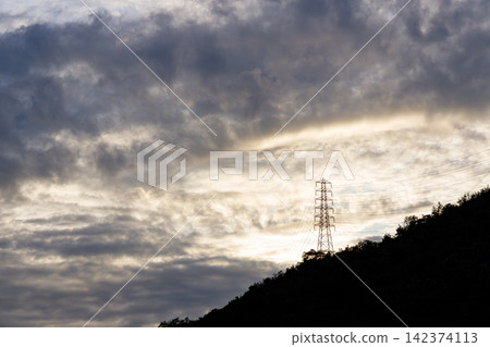A view of the transmission tower over Lake Hiraso from a walking path at dusk (Kakogawa, Hyogo Prefecture) A view of the transmission tower over Lake Hiraso from a walking path at dusk (Kakogawa, Hyogo Prefecture) 142374113
