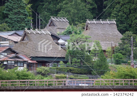 京都府美山市茅草屋頂村莊的清新翠綠景色 京都府美山市茅草屋頂村莊的清新翠綠景色 142374242