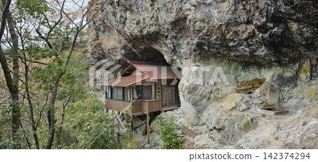 A shrine on a cliff visible between the rocks 142374294