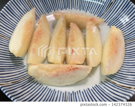 Delicious peaches from Nagano Prefecture Delicious peaches from Nagano Prefecture 142374326