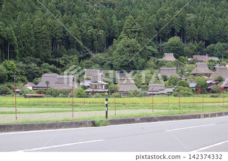 京都府美山市茅草屋頂村莊的清新翠綠景色 京都府美山市茅草屋頂村莊的清新翠綠景色 142374332