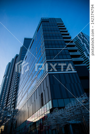 從建築物的山谷仰望天空 142374794