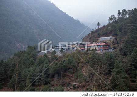 在尼泊爾喜馬拉雅山健行路線上看到的景色 142375259