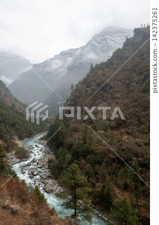 在尼泊爾喜馬拉雅山健行路線上看到的景色 在尼泊爾喜馬拉雅山健行路線上看到的景色 142375261