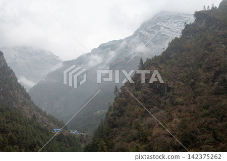 Scenery seen on the Himalayan trail in Nepal Scenery seen on the Himalayan trail in Nepal 142375262