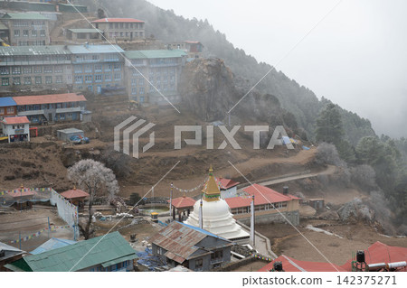 在尼泊爾喜馬拉雅山健行路線上看到的景色 在尼泊爾喜馬拉雅山健行路線上看到的景色 142375271