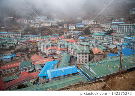 在尼泊爾喜馬拉雅山健行路線上看到的景色 在尼泊爾喜馬拉雅山健行路線上看到的景色 142375273