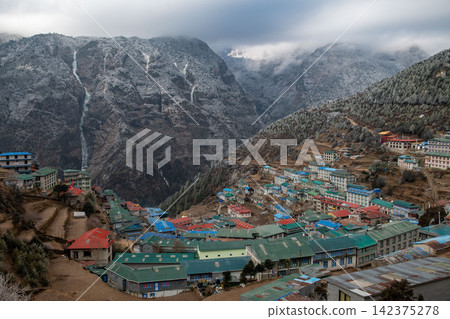 在尼泊爾喜馬拉雅山健行路線上看到的景色 在尼泊爾喜馬拉雅山健行路線上看到的景色 142375278