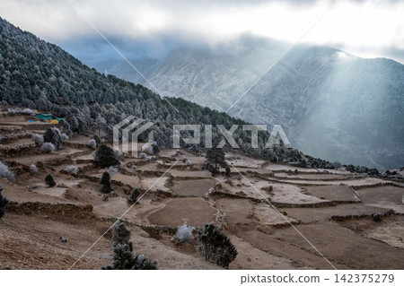 在尼泊爾喜馬拉雅山健行路線上看到的景色 在尼泊爾喜馬拉雅山健行路線上看到的景色 142375279