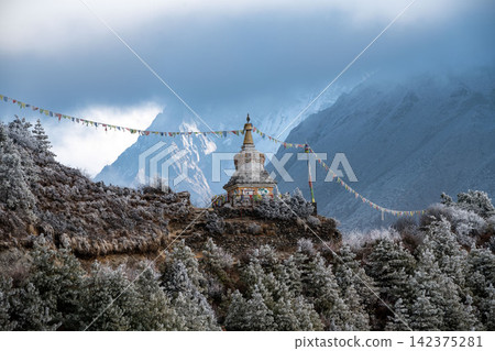 Scenery seen on the Himalayan trail in Nepal Scenery seen on the Himalayan trail in Nepal 142375281