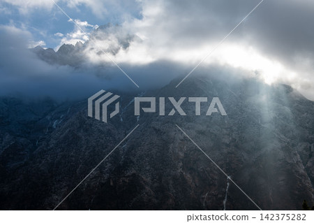 在尼泊爾喜馬拉雅山健行路線上看到的景色 在尼泊爾喜馬拉雅山健行路線上看到的景色 142375282