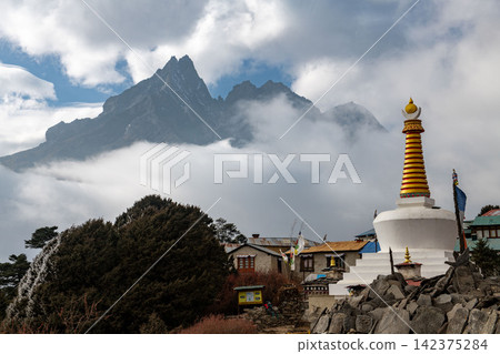 在尼泊爾喜馬拉雅山健行路線上看到的景色 在尼泊爾喜馬拉雅山健行路線上看到的景色 142375284