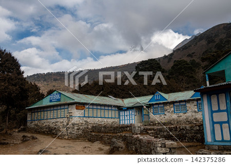 在尼泊爾喜馬拉雅山健行路線上看到的景色 在尼泊爾喜馬拉雅山健行路線上看到的景色 142375286