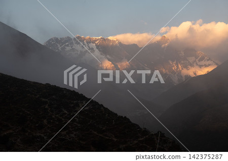 在尼泊爾喜馬拉雅山健行路線上看到的景色 在尼泊爾喜馬拉雅山健行路線上看到的景色 142375287