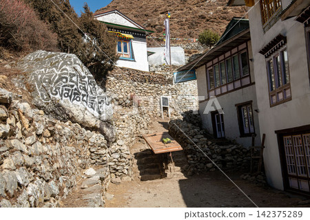 在尼泊爾喜馬拉雅山健行路線上看到的景色 在尼泊爾喜馬拉雅山健行路線上看到的景色 142375289