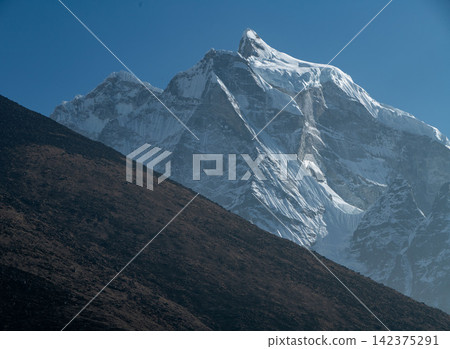 Scenery seen on the Himalayan trail in Nepal Scenery seen on the Himalayan trail in Nepal 142375291