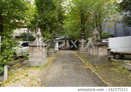 Tokyo, Japan - Nov 20,2024 : Inarikio Shrine, a small shrine in Shinjuku area in Tokyo, Japan on Nov 20,2024. 142375311