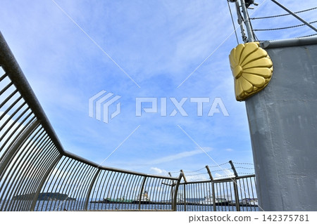 The chrysanthemum emblem is on the bow of the memorial battleship "Mikasa" in Mikasa Park, Yokosuka City. The chrysanthemum emblem is on the bow of the memorial battleship "Mikasa" in Mikasa Park, Yokosuka City. 142375781