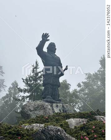 一座籠罩在薄霧中的青銅雕像 一座籠罩在薄霧中的青銅雕像 142376052