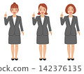 【全身照】一位身穿灰色上衣和裙裝的年輕女子擺出「1」字手勢。 142376135