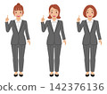 【全身照】一位身穿襯衫和灰色褲裝的年輕女子擺出「1」字手勢。 142376136