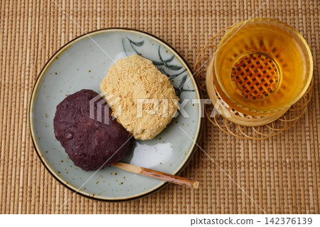 萩餅(年糕)和黃豆粉裹年糕(裹著烤黃豆粉的年糕) 萩餅(年糕)和黃豆粉裹年糕(裹著烤黃豆粉的年糕) 142376139